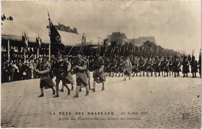 Carte postale ancienne La Fête des Drapeaux (14 Juillet 1917) - Défilé des Fusiliers Marins devant les tribunes à Paris 12e