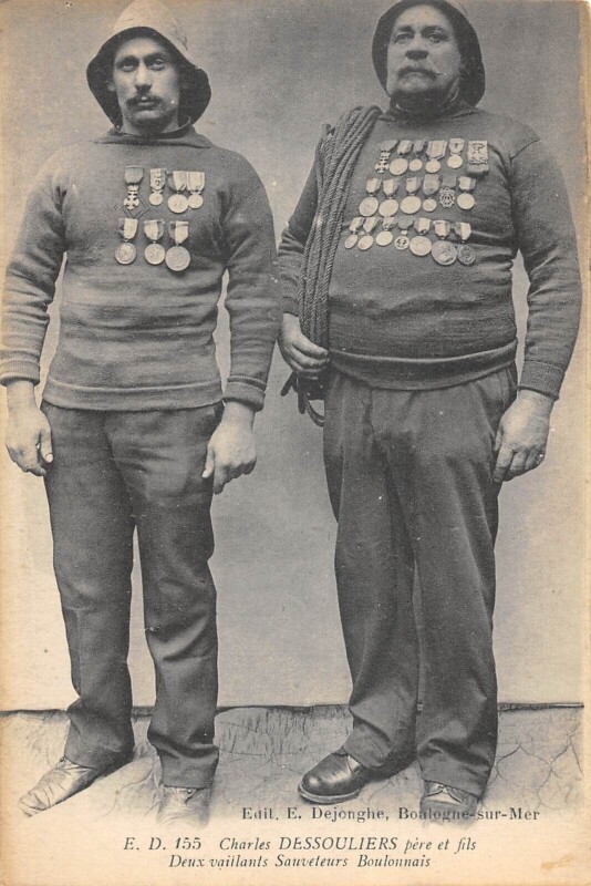 Carte postale ancienne Charles Dessouliers Pere Et Fils Deux Vaillants Sauveteurs Boulonnais