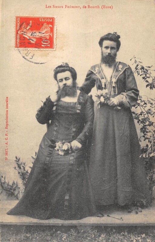 Carte postale ancienne Les Soeurs Fremont De Bourth Eure Femmes A Barbe à Bourth