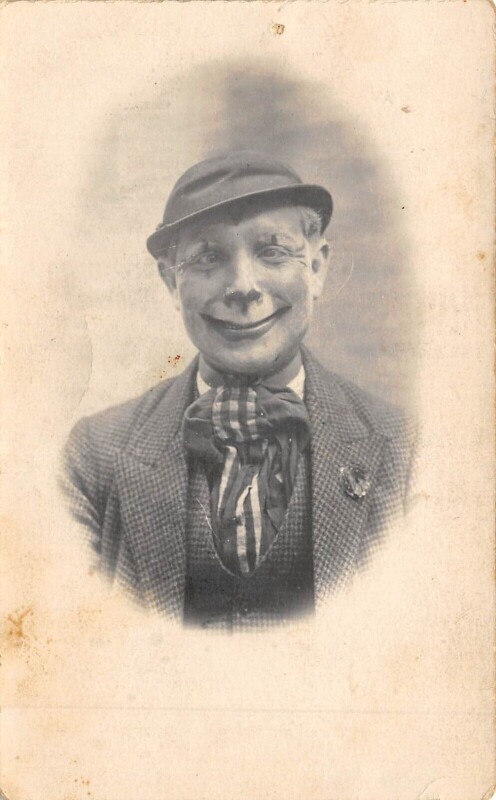 Carte postale ancienne Carte Photo Le Grau Du Roi Situee Au Verso ( Clown Nomme Janin Gaston au Grau-du-Roi