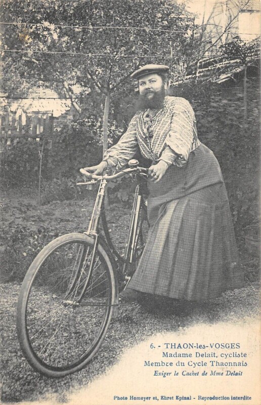 Carte postale ancienne Thaon Les Vosges Madame Delait Cycliste Cycle Thaonnais Femme A Barbe