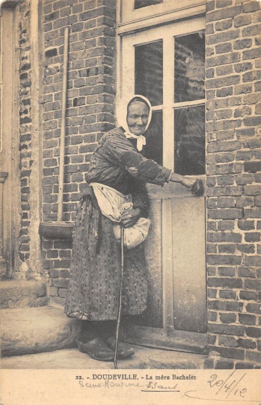 Carte postale ancienne Doudeville La Mere Bachelet à Doudeville