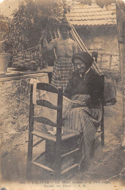 Carte postale ancienne Palavas Types Du Pays La Mere Cambier A L'Ouvrage