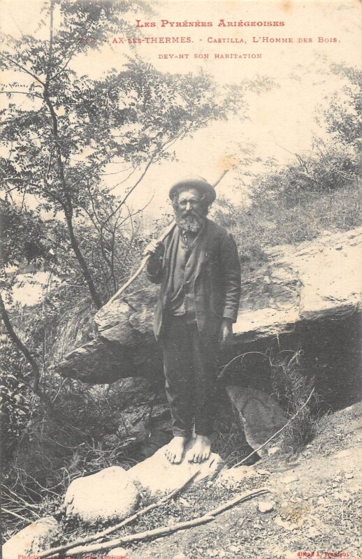 Carte postale ancienne Ax Les Thermes Castilla L'Homme Des Bois Devant Son Habitation à Ax-les-Thermes
