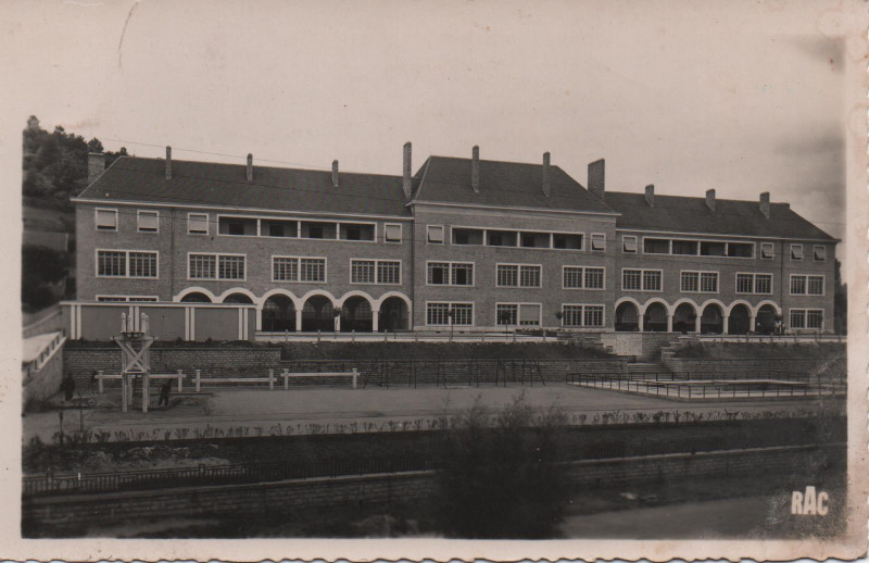 Carte postale ancienne Montignac Groupe scolaire à Montignac