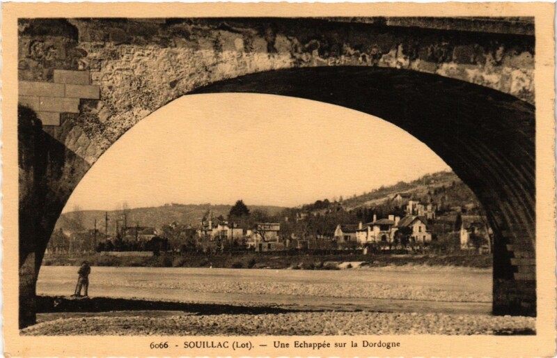 Carte postale ancienne Souillac - Une Echappée sur la Dordogne à Souillac