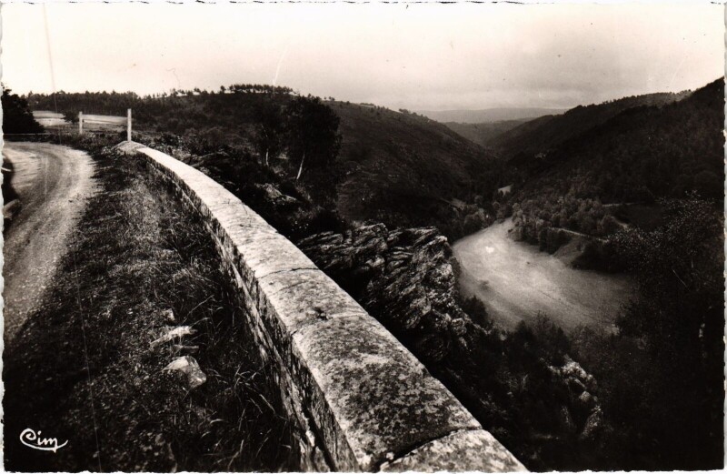 Carte postale ancienne Arlanc Vallee de la Dore à Arlanc
