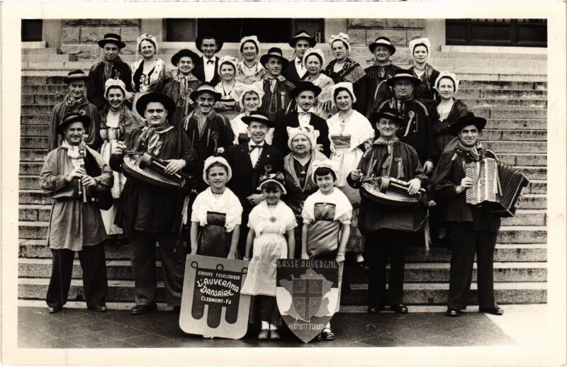 Carte postale ancienne Clermont-Ferrand Groupe Folklorique L'Auverha-Dansaire à Clermont-Ferrand