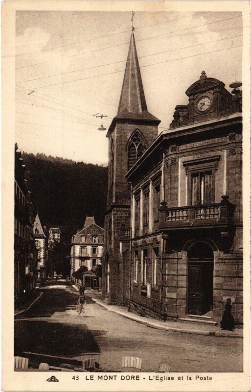 Carte postale ancienne Le Mont-Dore L'Eglise et la Poste à Mont-Dore