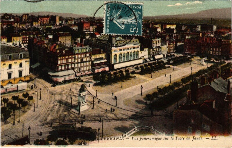 Carte postale ancienne Clermont-Ferrand Vue Panoramique sur la Place de Jaude à Clermont-Ferrand