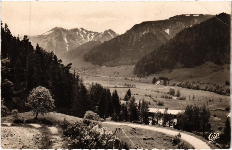 Carte postale ancienne Le Mont-Dore Vue sur le Pic du Sancy à Mont-Dore