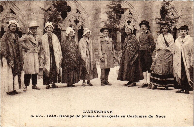 Carte postale ancienne Groupe de Jeunes Auvergnats en Costumes de Noce