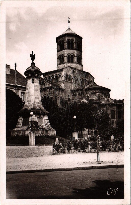 Carte postale ancienne Issoire L'Eglise et le Monument aux Morts à Issoire