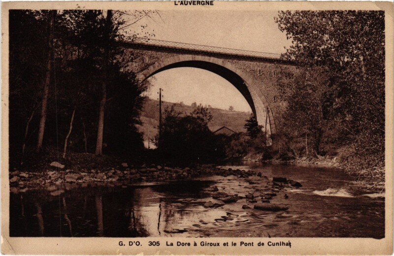 Carte postale ancienne La Dore a Giroux et le Pont de Cunlhat à Cunlhat