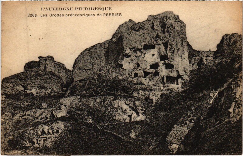 Carte postale ancienne Les Grottes Prehistoriques de Perrier à Perrier