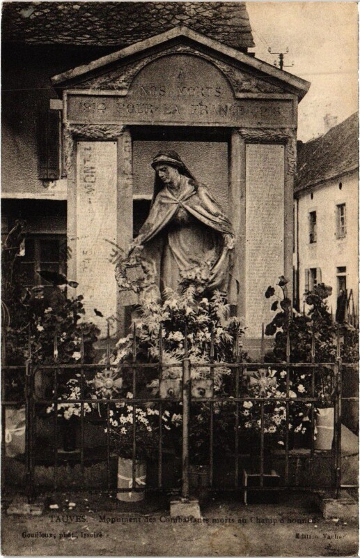 Carte postale ancienne Tauves Monument à Tauves