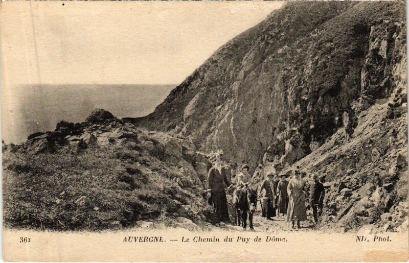 Carte postale ancienne Le Chemin du Puy de Dome