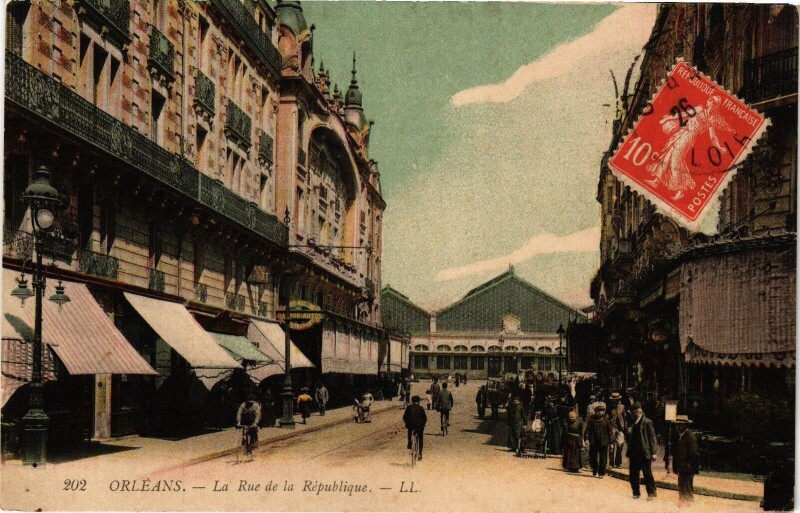Carte postale ancienne Orleans - La Rue de la Republique à Orléans