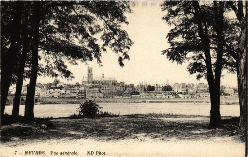 Carte postale ancienne Nevers - Vue générale à Nevers