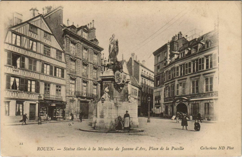 Carte postale ancienne Rouen - Statue elevée a la à Rouen