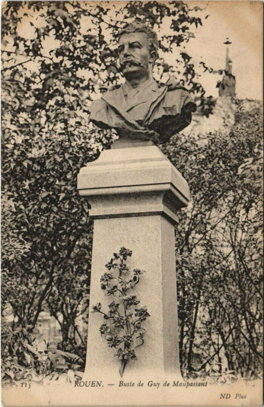 Carte postale ancienne Rouen - Buste de guy de mauspassant à Rouen