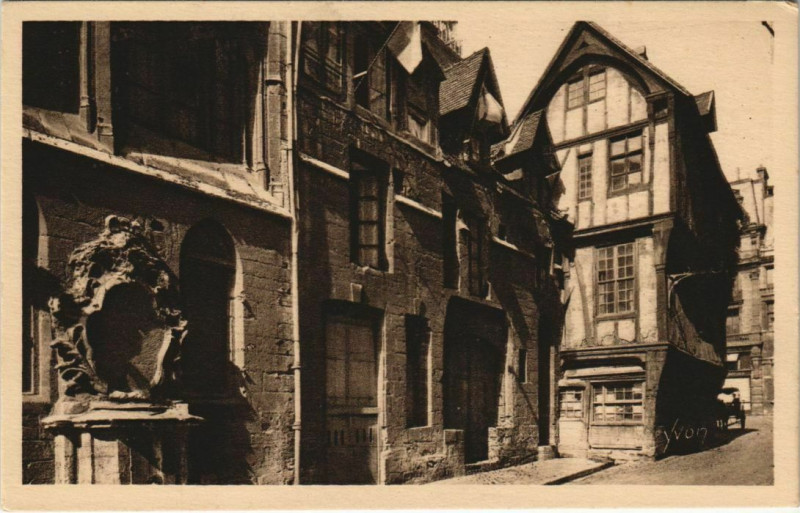 Carte postale ancienne Rouen - Vieilles maison dans la rue à Rouen