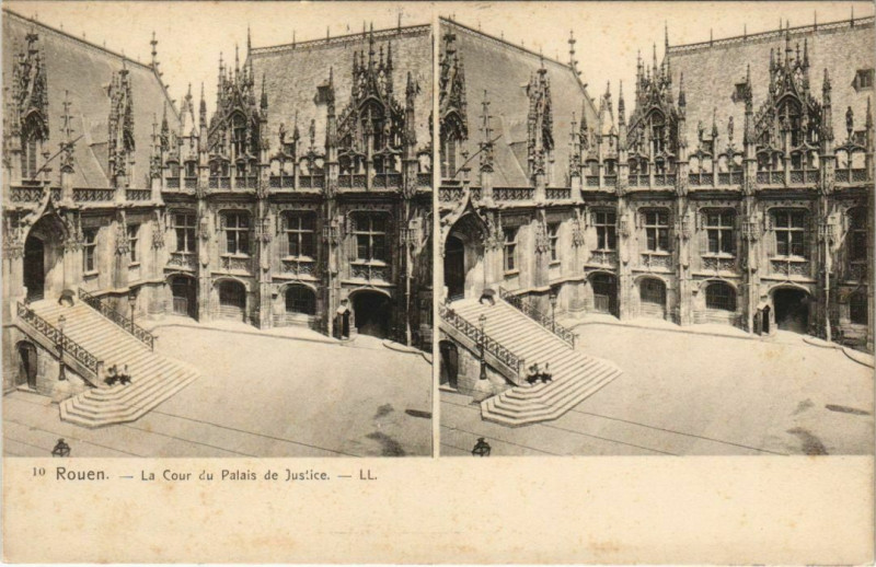 Carte postale ancienne Rouen - La cour du palais de justice à Rouen