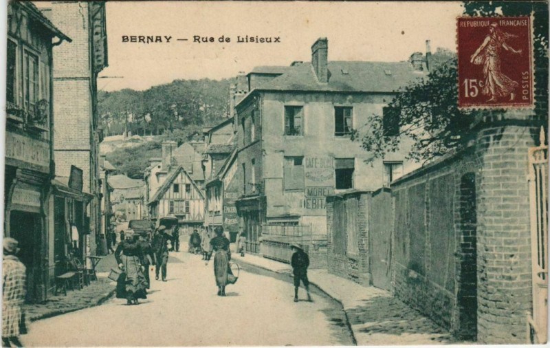 Carte postale ancienne Bernay Rue de Lisieux à Bernay