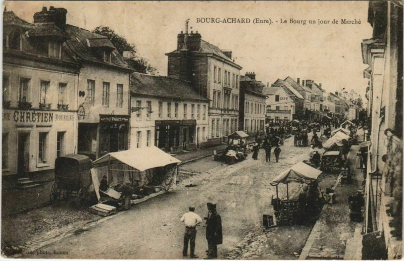Carte postale ancienne Bourg-Achard Le Bourg un Jour de Marche à Bourg-Achard