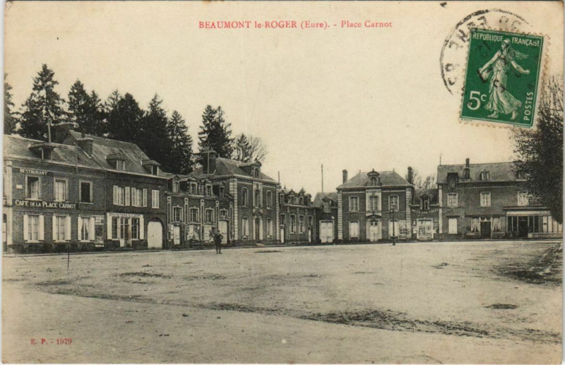 Carte postale ancienne Beaumont-le-Roger Place Carnot à Beaumont-le-Roger