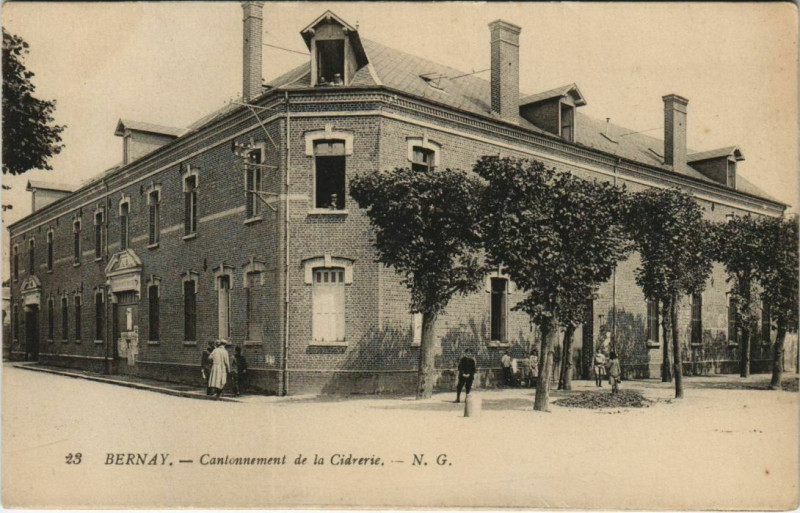 Carte postale ancienne Bernay Cantonnement de la Cidrerie à Bernay