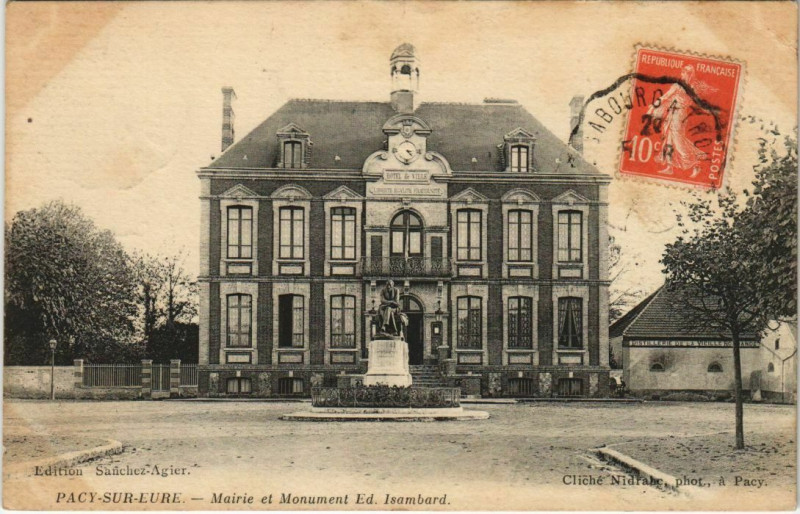 Carte postale ancienne Pacy-sur-Eure Mairie et Monument Ed. Isambard à Pacy-sur-Eure