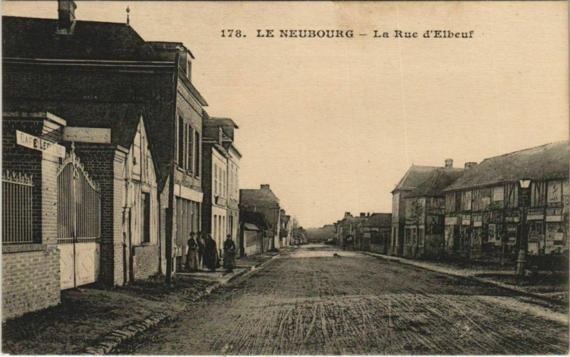 Carte postale ancienne Le Neubourg La Rue d'Elbeuf au Neubourg