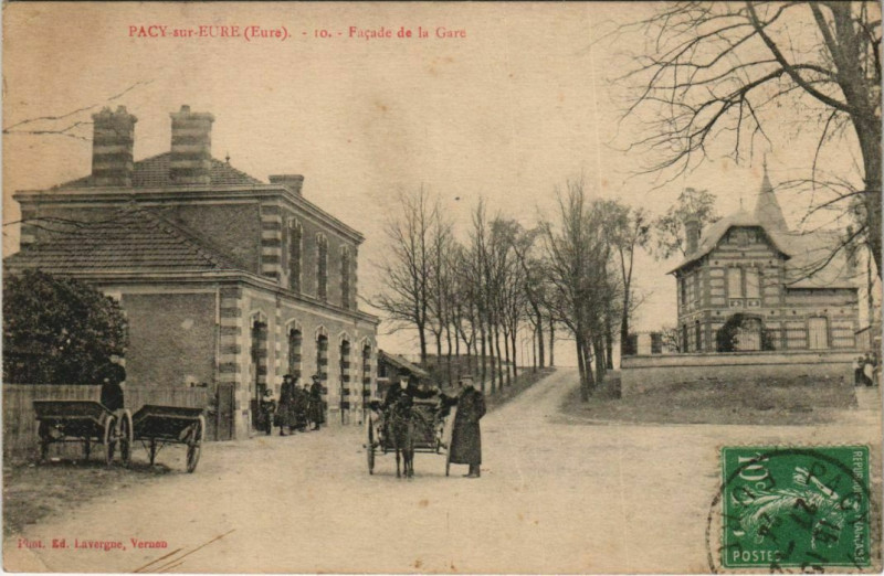 Carte postale ancienne Pacy-sur-Eure Facade de la Gare à Pacy-sur-Eure