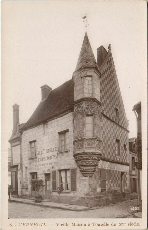 Carte postale ancienne Verneuil-sur-Avre Vieille Maison a Tourelle du Xve Siecle