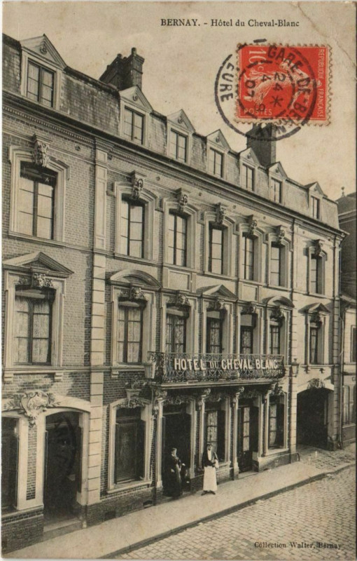 Carte postale ancienne Bernay Hotel du Cheval-Blanc à Bernay