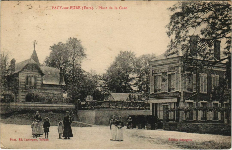 Carte postale ancienne Pacy-sur-Eure Place de la Gare à Pacy-sur-Eure