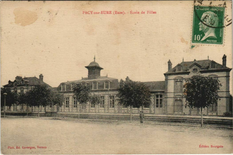 Carte postale ancienne Pacy-sur-Eure Ecole des Filles à Pacy-sur-Eure