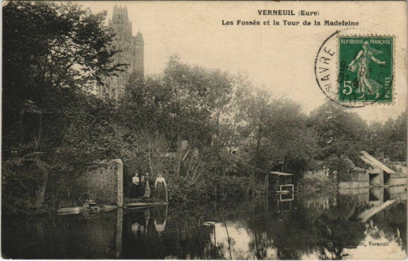 Carte postale ancienne Verneuil-sur-Avre Les Fosses et la Tour de la Madeleine