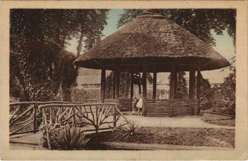 Carte postale ancienne Louviers Un Joli Coin dans les Jardins à Louviers