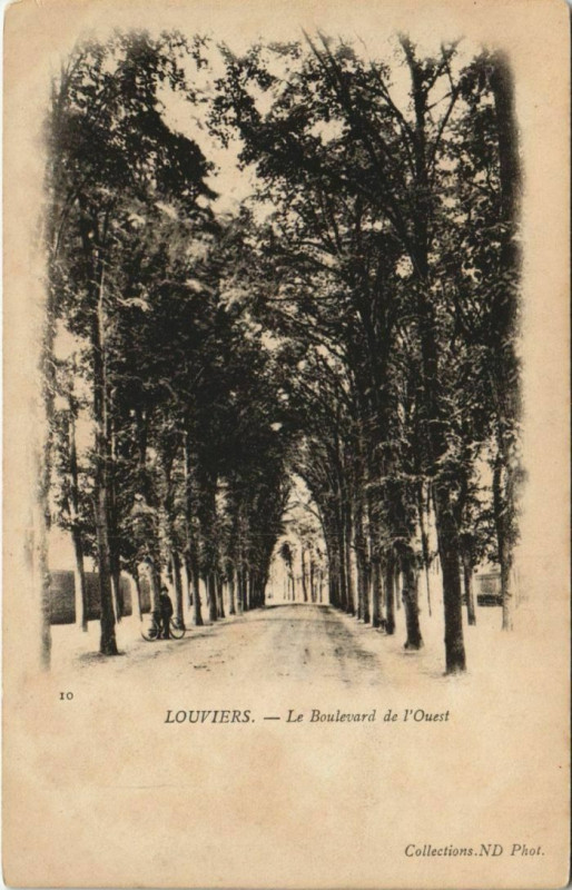 Carte postale ancienne Louviers Le Boulevard de l'Ouest à Louviers