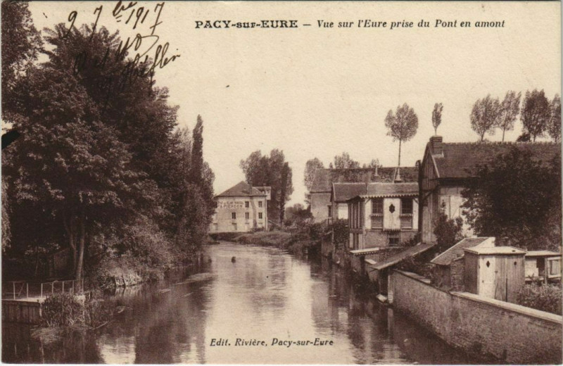 Carte postale ancienne Pacy-sur-Eure Vue sur l'Eure prise du Pont en Amont à Pacy-sur-Eure