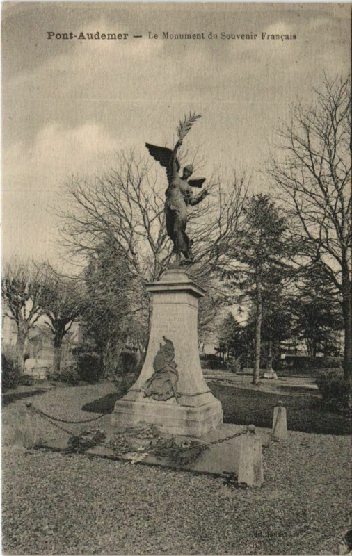 Carte postale ancienne Pont-Audemer Le Monument du Souvenir Francais à Pont-Audemer