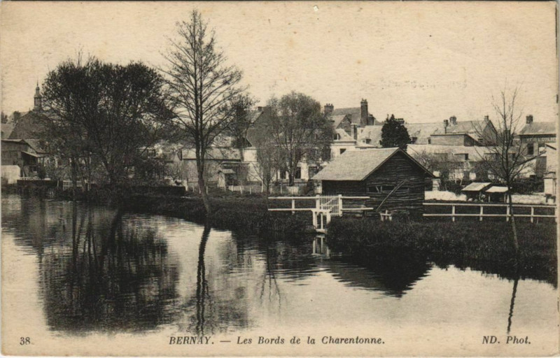 Carte postale ancienne Bernay Les Bords de la Charentonne à Bernay
