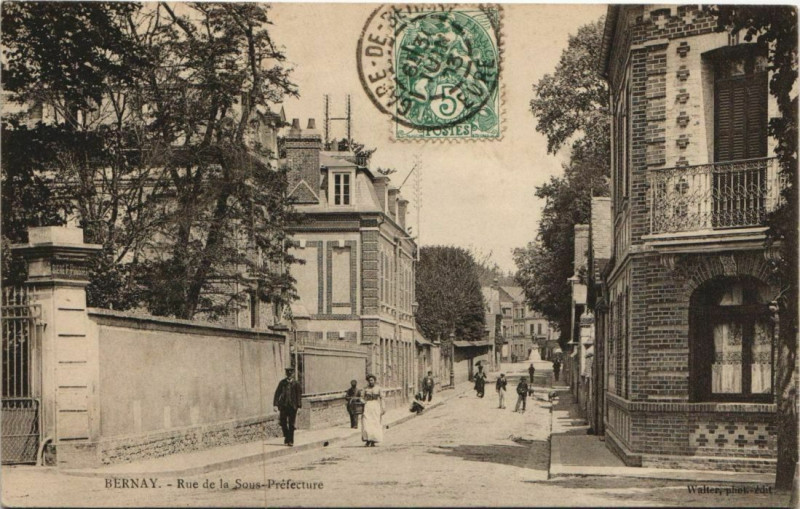Carte postale ancienne Bernay Rue de la Sous-Prefecture à Bernay