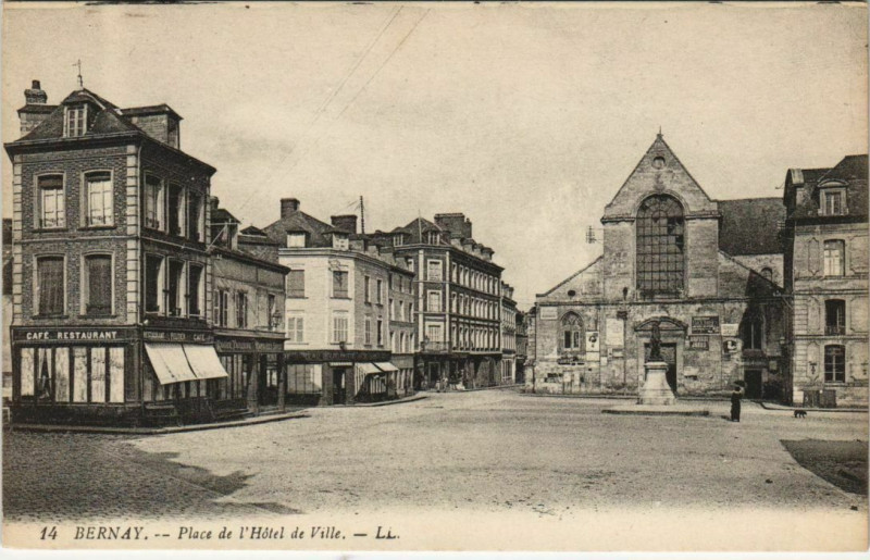 Carte postale ancienne Bernay Place de l'Hotel de Ville à Bernay