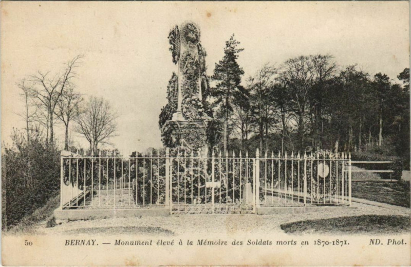 Carte postale ancienne Bernay Monument à Bernay