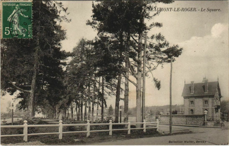 Carte postale ancienne Beaumont-le-Roger Le Square à Beaumont-le-Roger