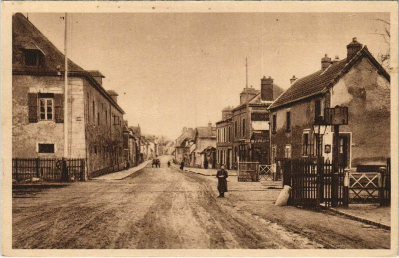 Carte postale ancienne Le Faubourg de Paris et le Passage à niveau de la Gare Gisors-Ville à Gisors