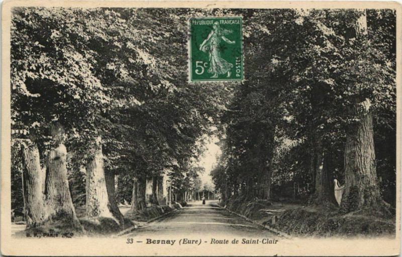 Carte postale ancienne Bernay Route de Saint-Clair à Bernay